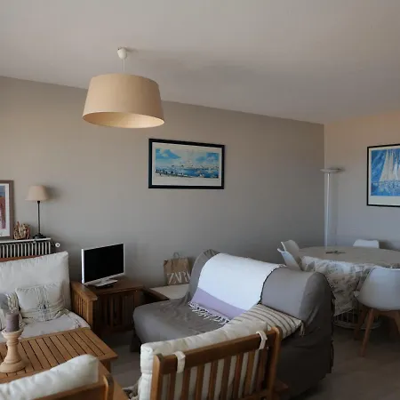 Apartament T2 En Front De Avec Balcon, Garage Et Ascenseur, - Fr-1-197-475